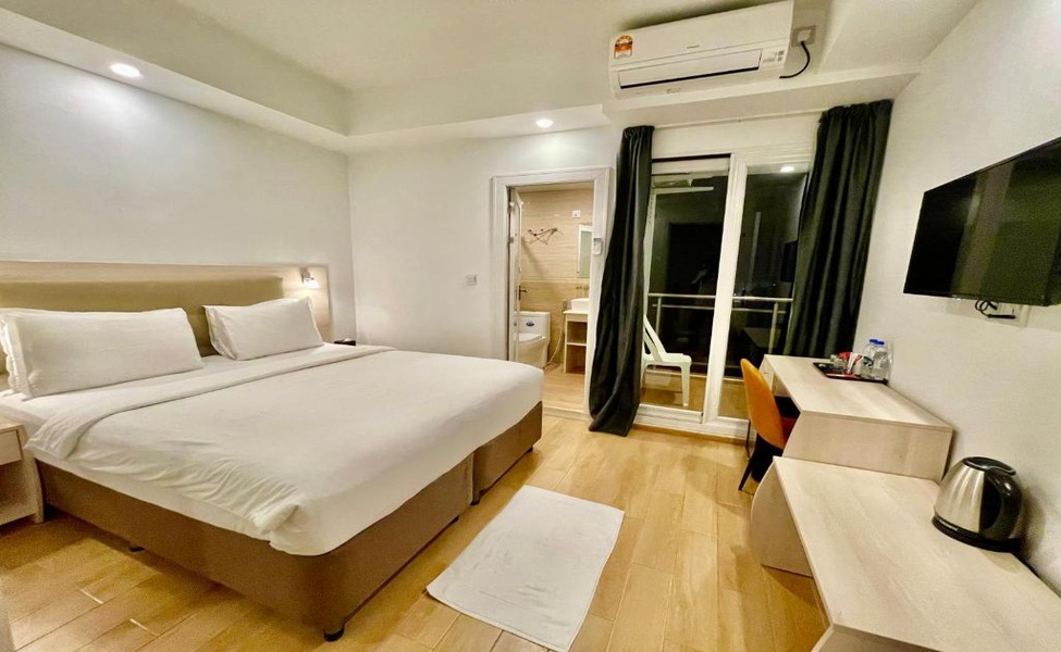 DELUXE DOUBLE ROOM WITH CITY VIEW